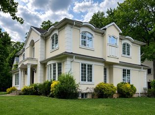2 Burbury Ln, Great Neck, NY 11023