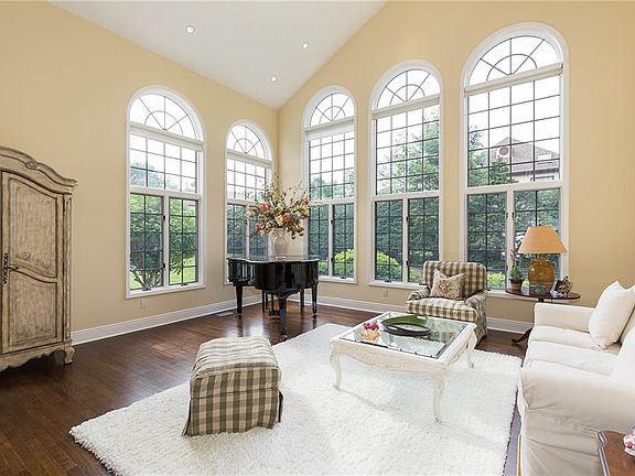 4th image of 17 Marbourne Dr