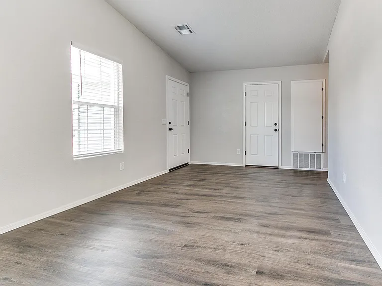 425 Dauphin Ave — Photo 4