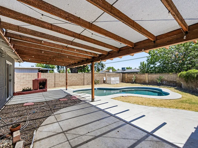 1031 E Vermont Ave — Photo 25