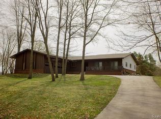 11942 Renfrew Ct, Hartland, MI 48353