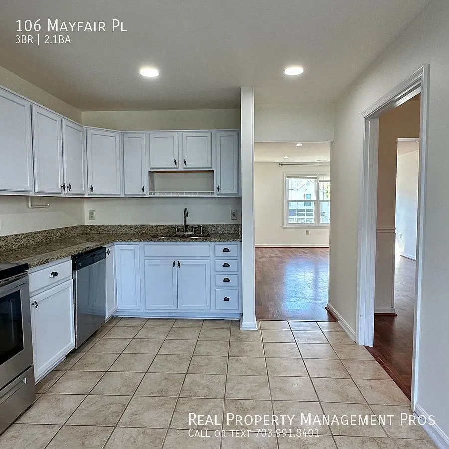 3 Bed Townhome w/ Garage & Fenced backyard! — Photo 3