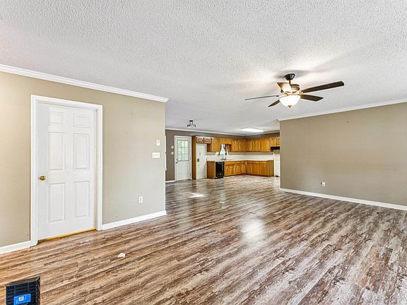 5th image of 717 Hilltop Rd