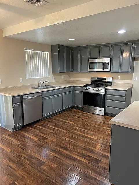 2 bed, 1000 sqft, $2,300 — Photo 2
