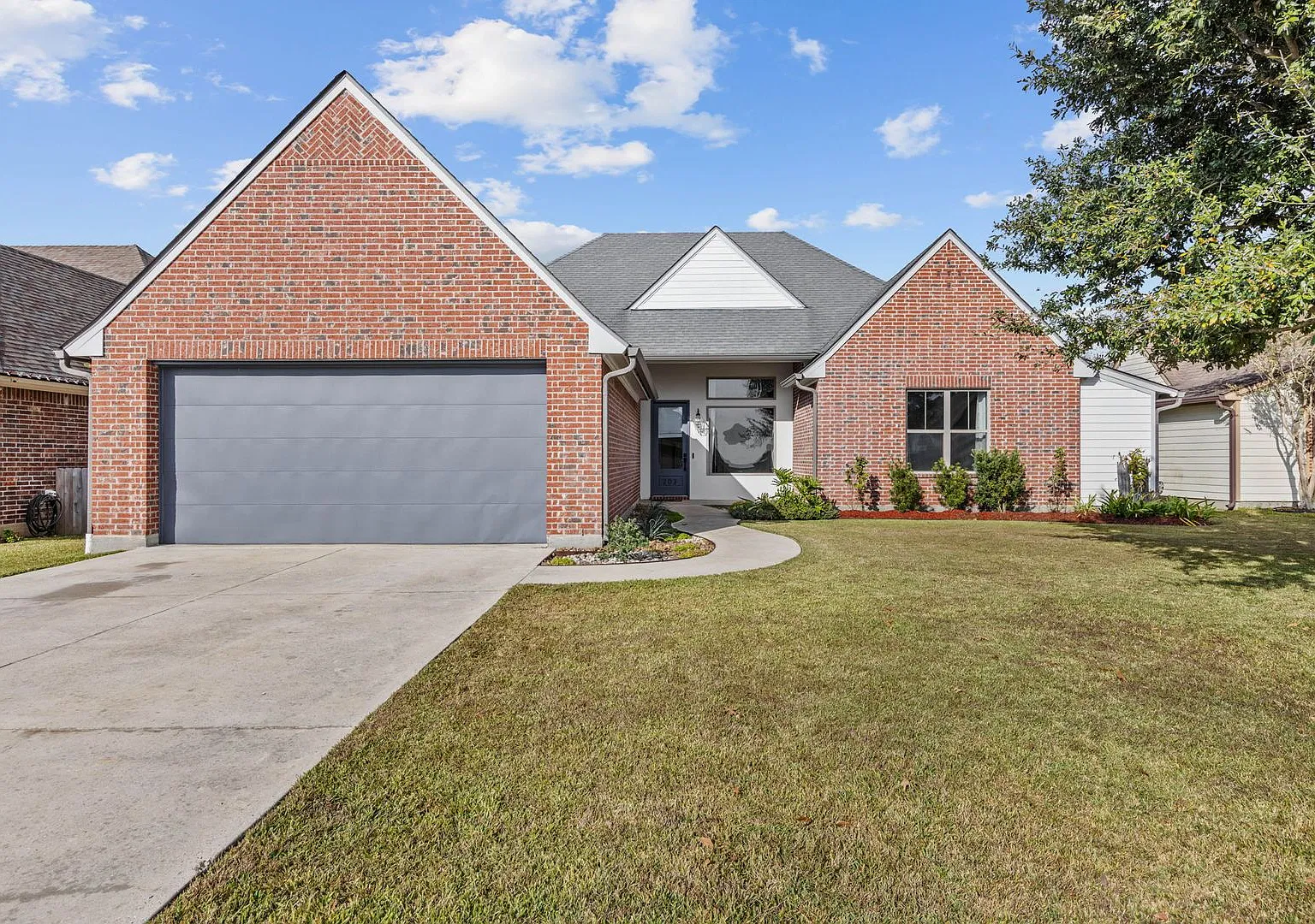 Beautiful Spacious 4 bed 2 bath home in Broussard, LA — Photo 1
