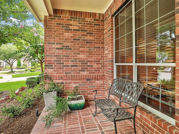 Enjoy the quiet cul-de-sac and listen to the birds sing!