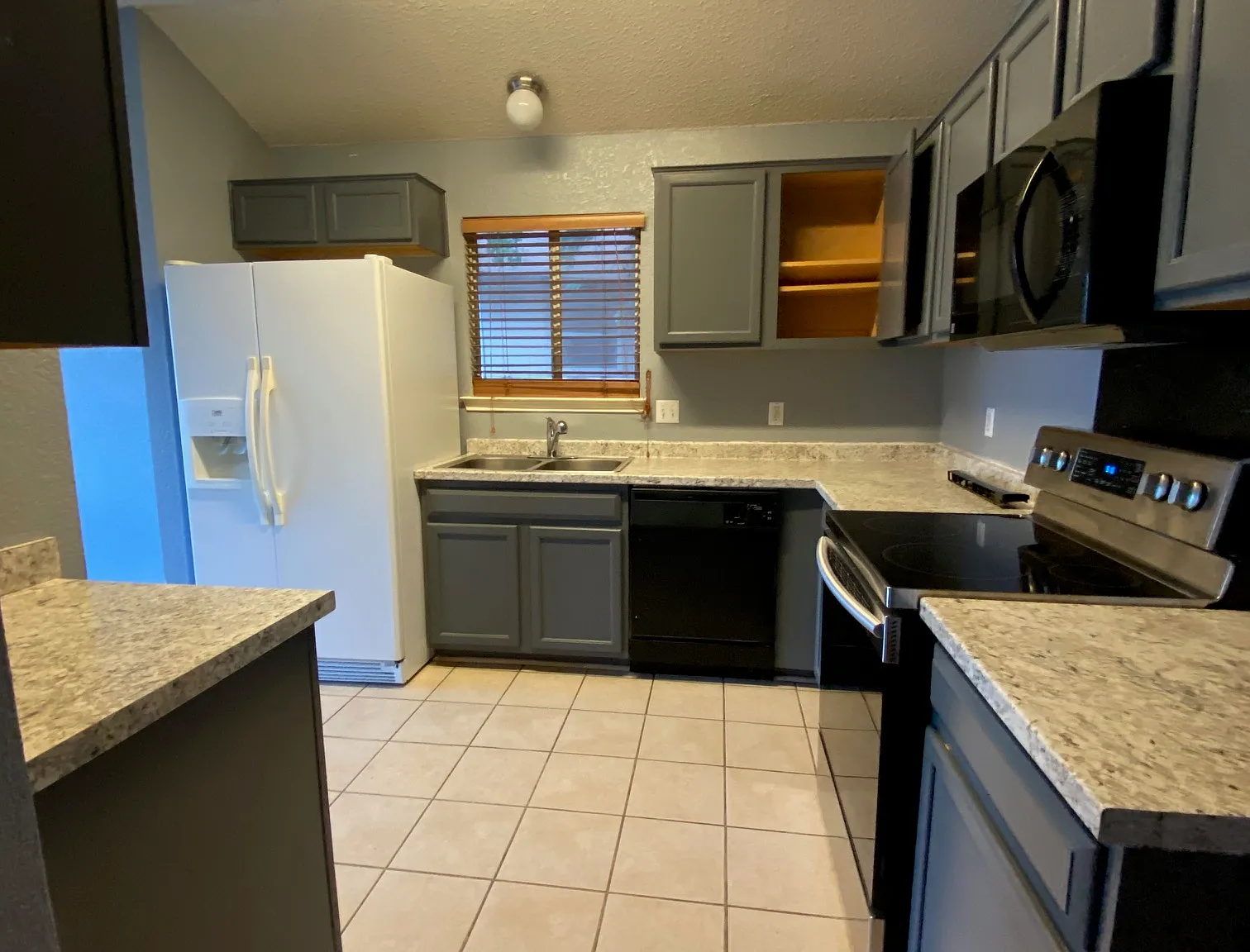 3 bed, 2.0 bath, 1307 sqft, $1,327 — Photo 2