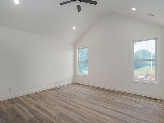 4th image of 4972 S Sycamore Avenue