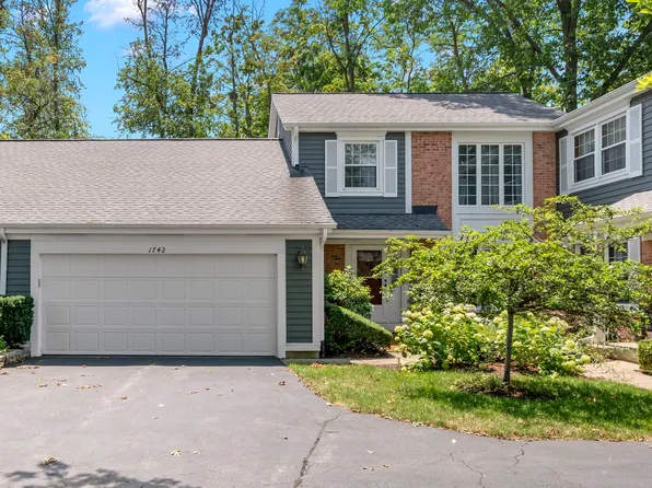 1742 Caxton Dr, Wheaton, IL 60189