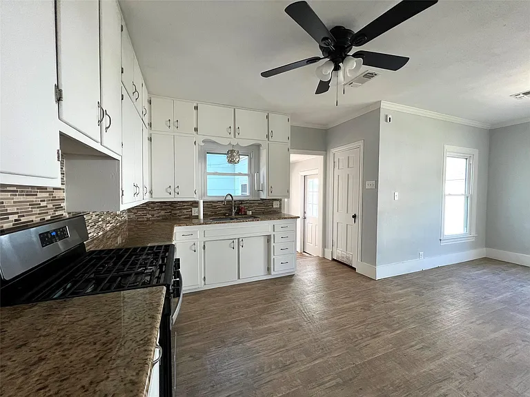 801 Avenue F — Photo 11