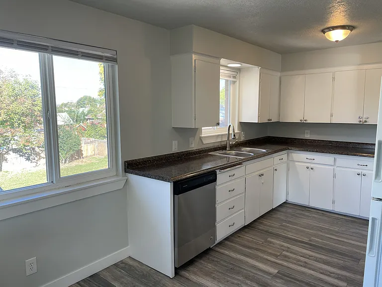 341 E Blaine Ave #341 — Photo 3