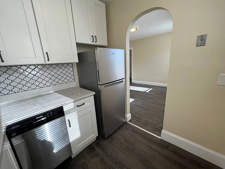 87 Winthrop Shore Dr — Photo 3