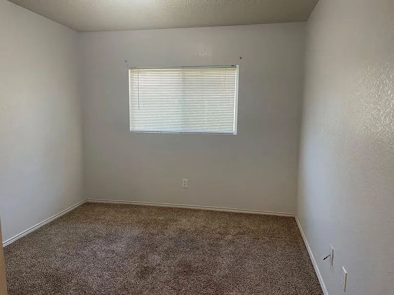 820 Eagle Dr — Photo 9