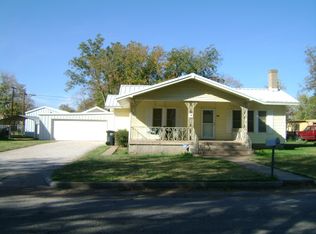 707 N Donald St, Seymour, TX 76380