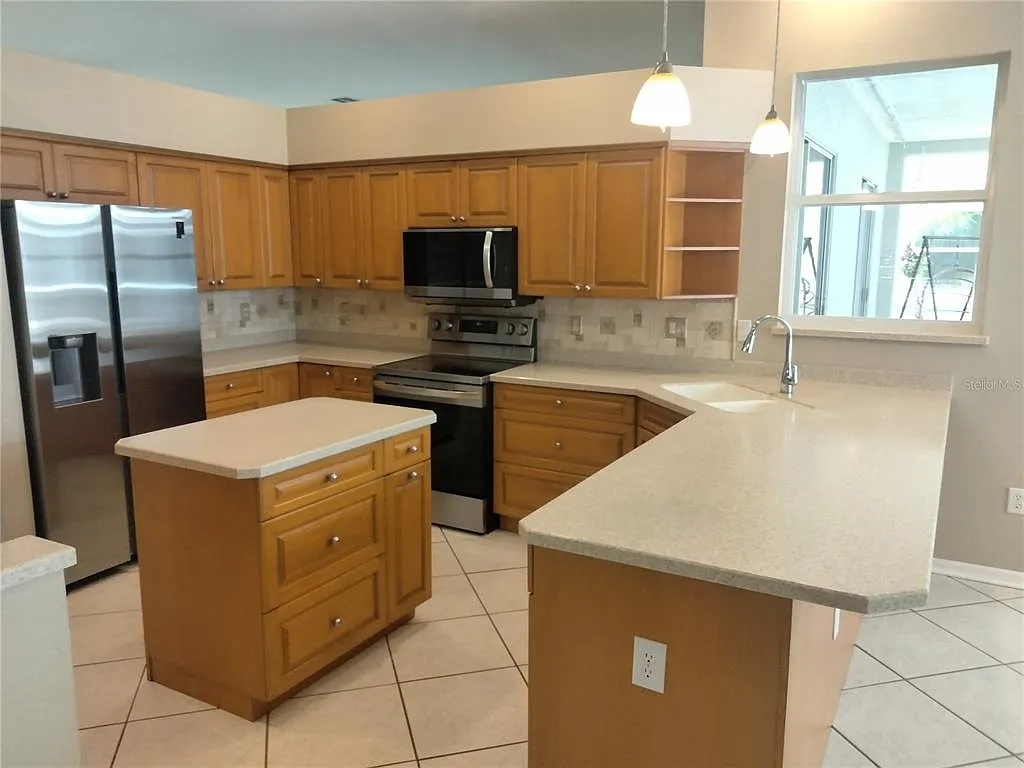4 bed, 3.0 bath, 2549 sqft, $4,000 — Photo 3