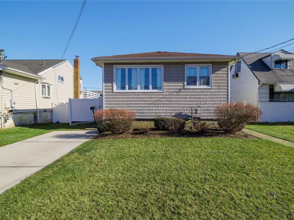 377 Nassau Avenue, Freeport, NY 11520