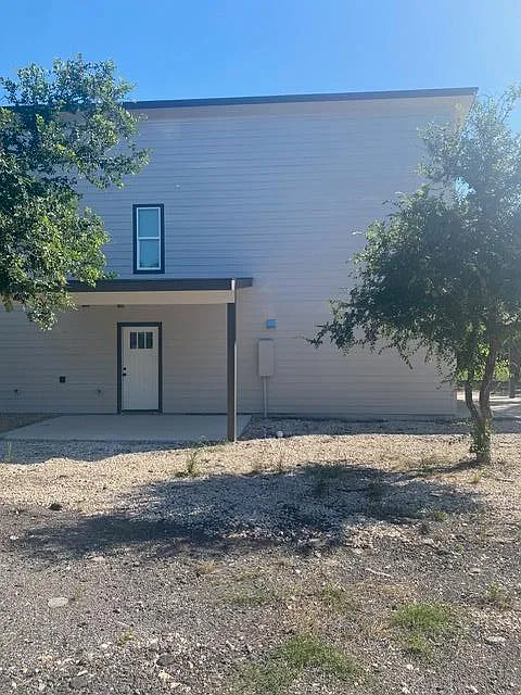 3 bed, 1.5 bath, 2400 sqft, $1,500 — Photo 2