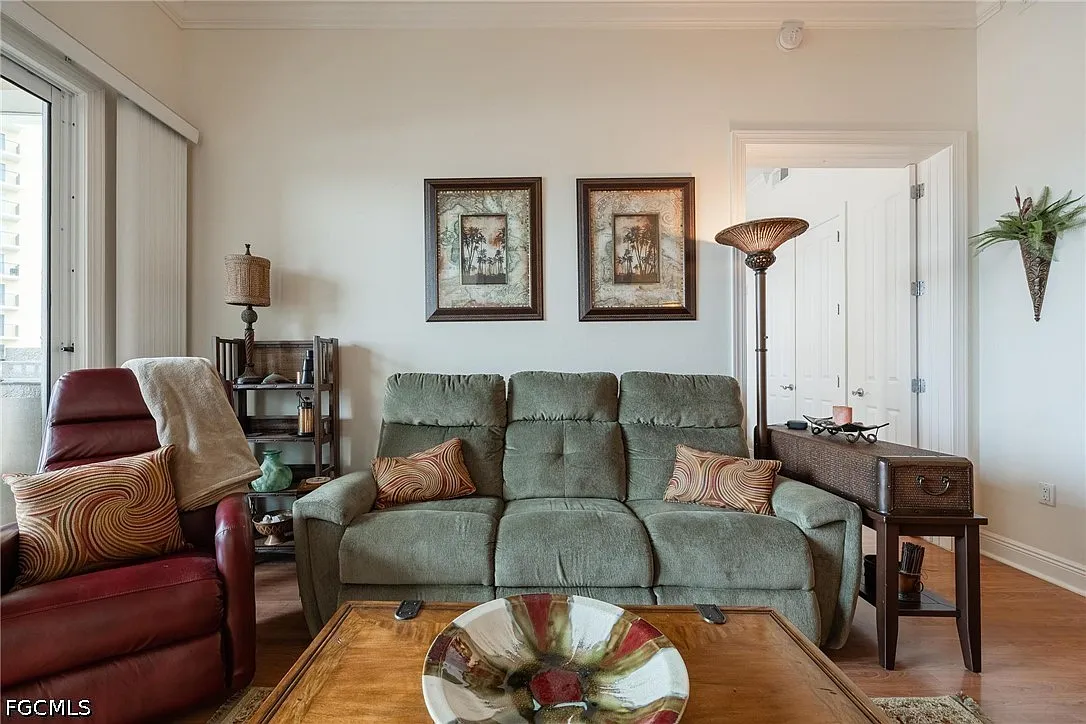 2 bed, 2.5 bath, 1003 sqft, $4,000 — Photo 2