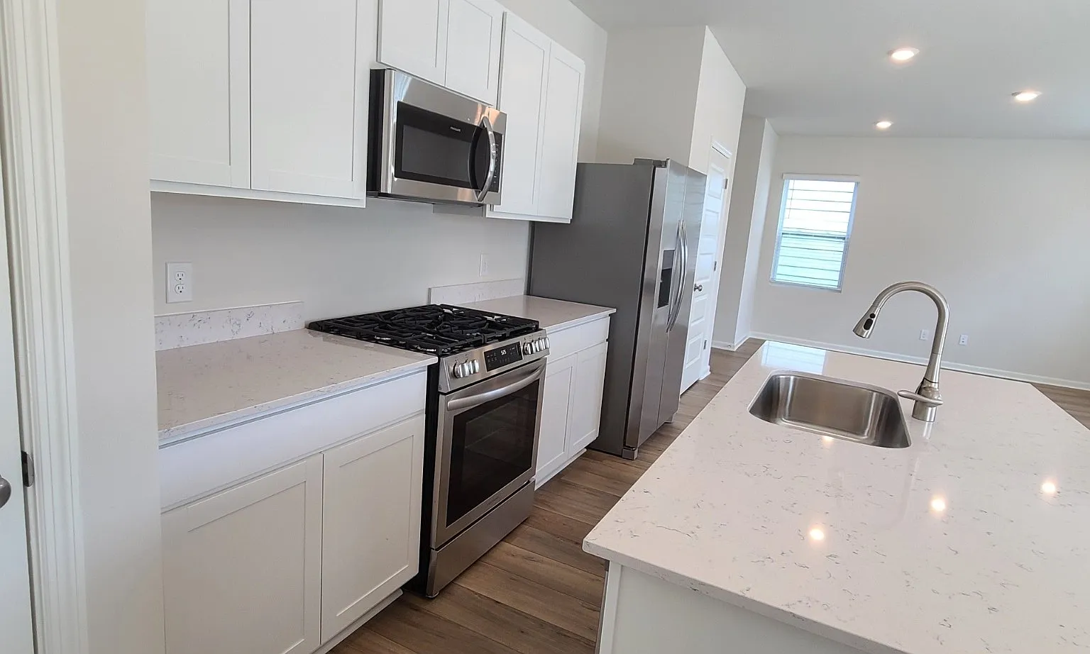 4 bed, 2.5 bath, 1828 sqft, $2,200 — Photo 2