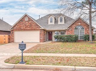3313 N Battle Creek Dr, Broken Arrow, OK 74012