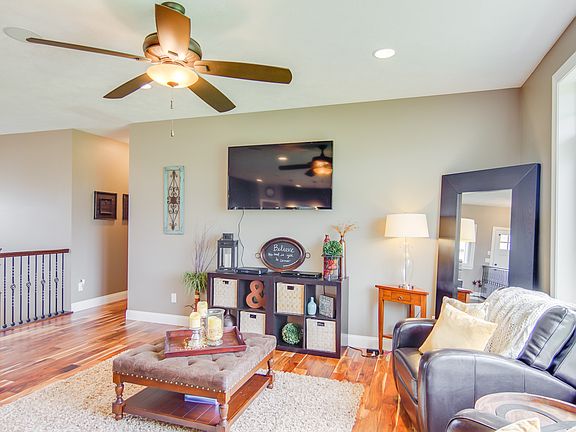 4th image of 616 S Berretta Ln