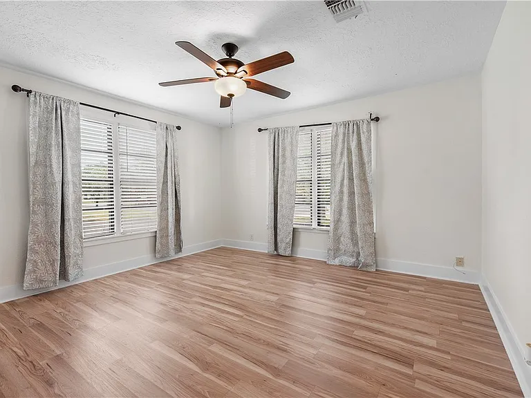1510 Burt St — Photo 13
