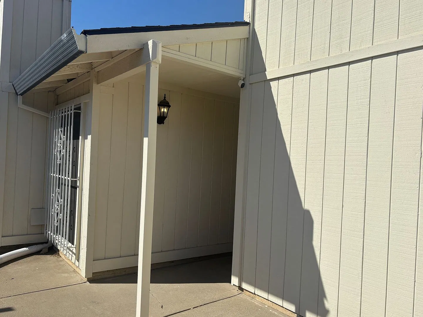Well Kept Sacramento Halfplex — Photo 2