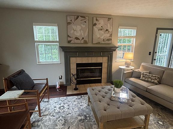 3rd image of 932 Saffron Ln
