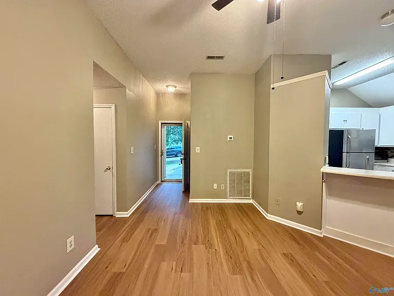 105 Sugarwood Ct — Photo 4