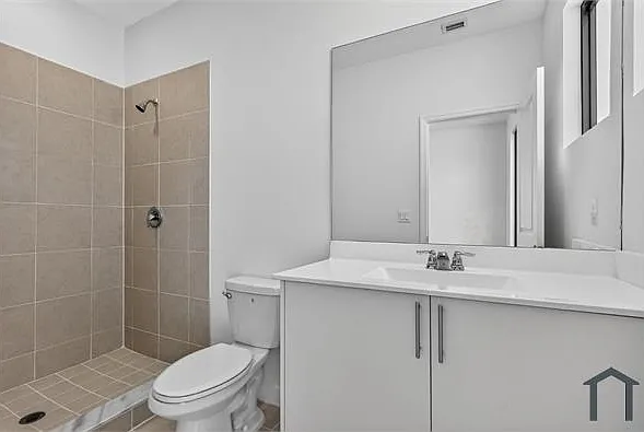 4 bed, $3,300 — Photo 4