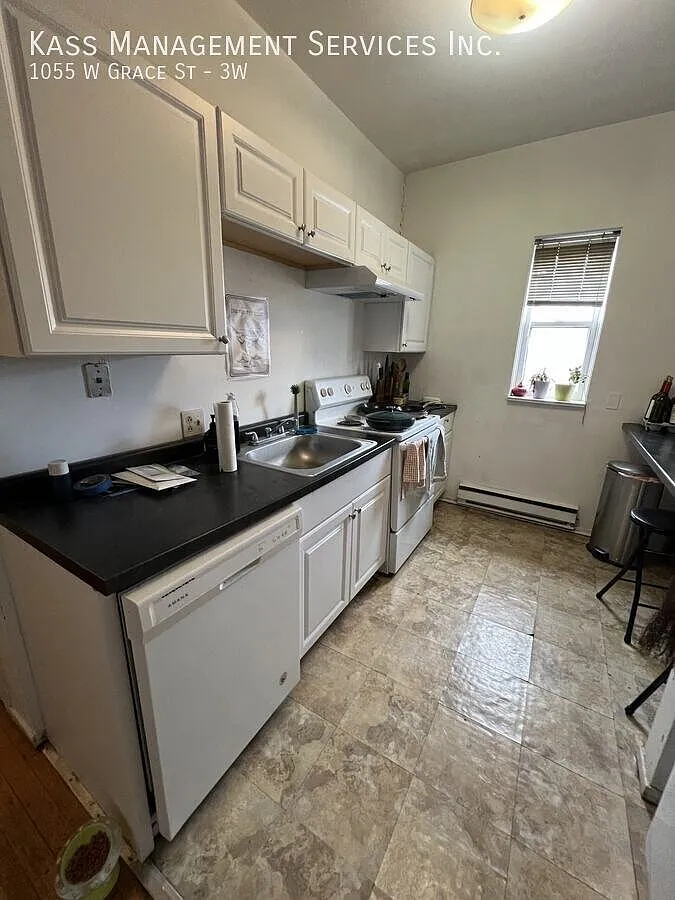 Charming 3 bed 1 bath Apartment Steps from Wrigley — Photo 1