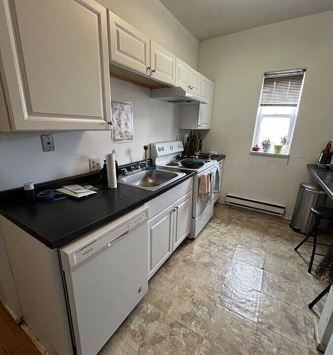 1st image of 1055 W Grace St APT 3W