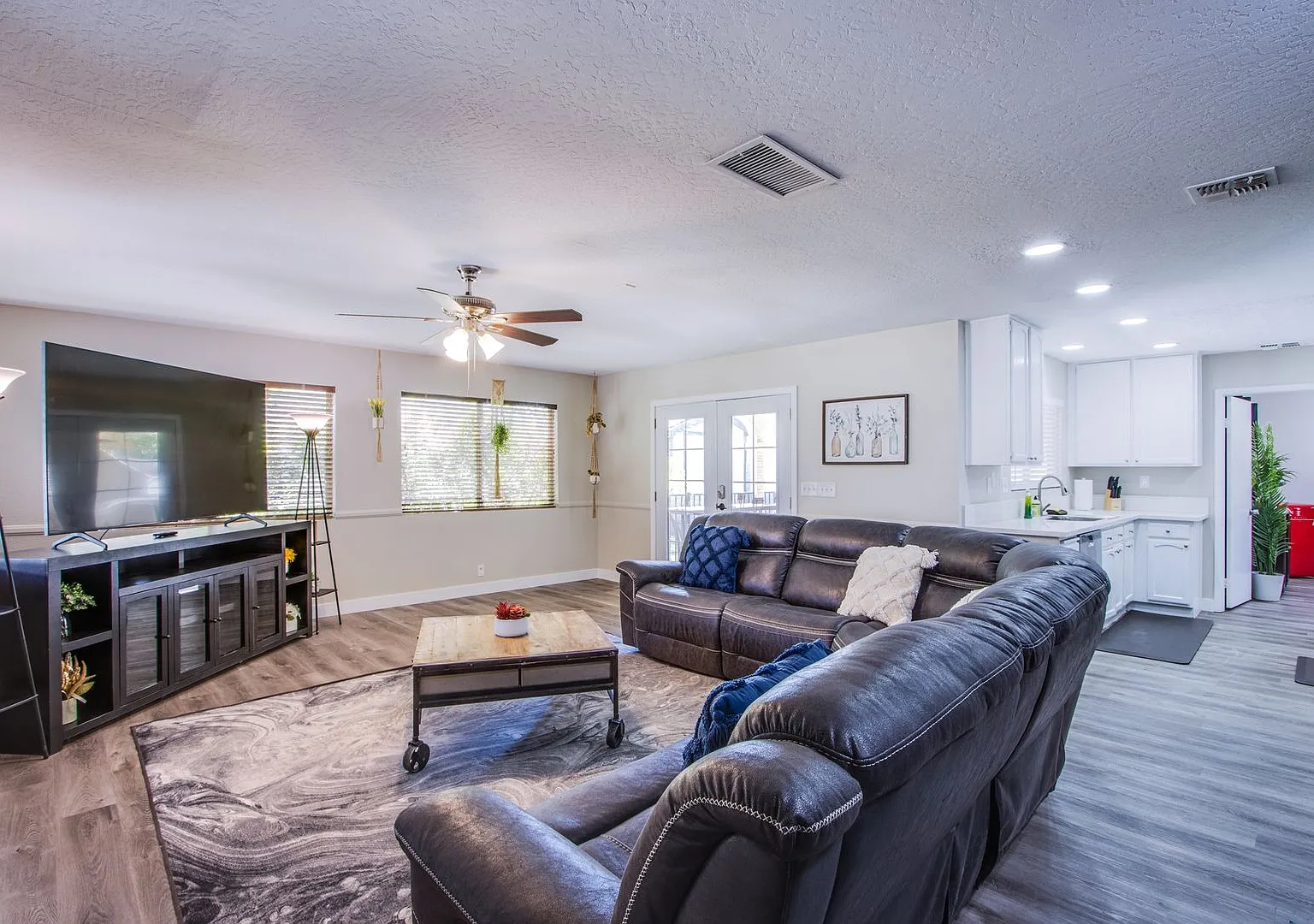 Spacious, Stylish, and Fully Furnished Luxury 5-Bedroom Home in Henderson — Photo 3