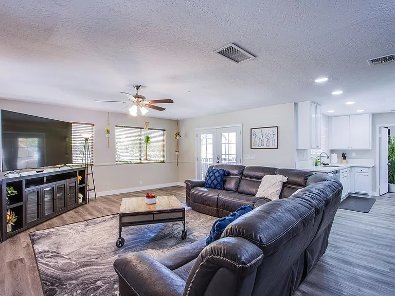 2342 Viewcrest Rd — Photo 3