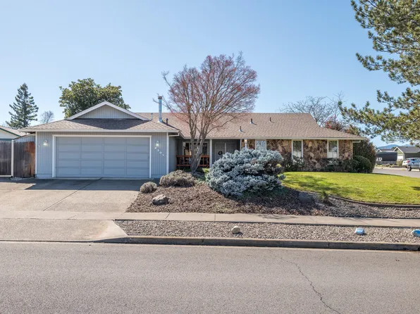2304 Temple Dr, Medford, OR 97504