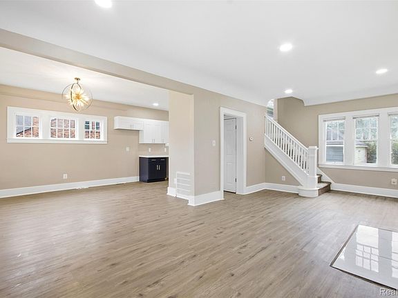 5th image of 3935 Chatsworth St