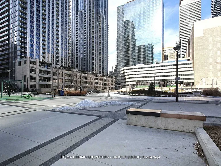 386 Yonge St #1707 — Photo 18