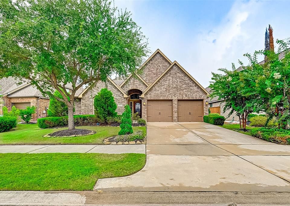 WELCOME HOME! This FABULOUS 4 bedroom, 3 bath Perry home is your next home sweet home!