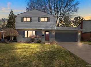 23424 Larkshire St, Farmington, MI 48336