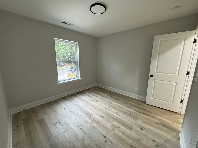 3530 Charing Cross Rd — Photo 6
