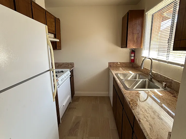 954 Greenfield Ave — Photo 3