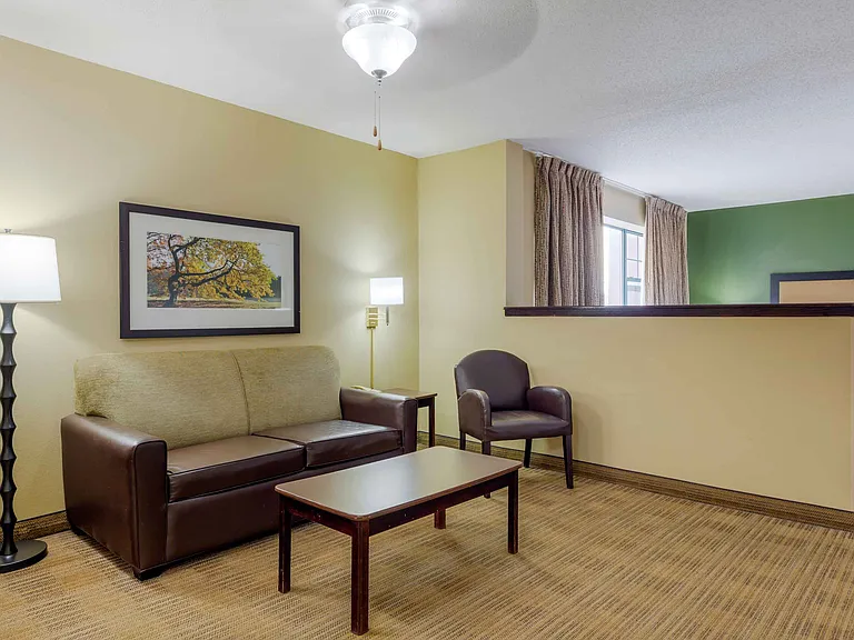 Deluxe Studio - 1 King Bed