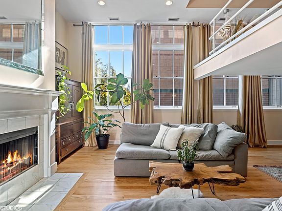 3rd image of 1660 N Hudson Ave APT 2O
