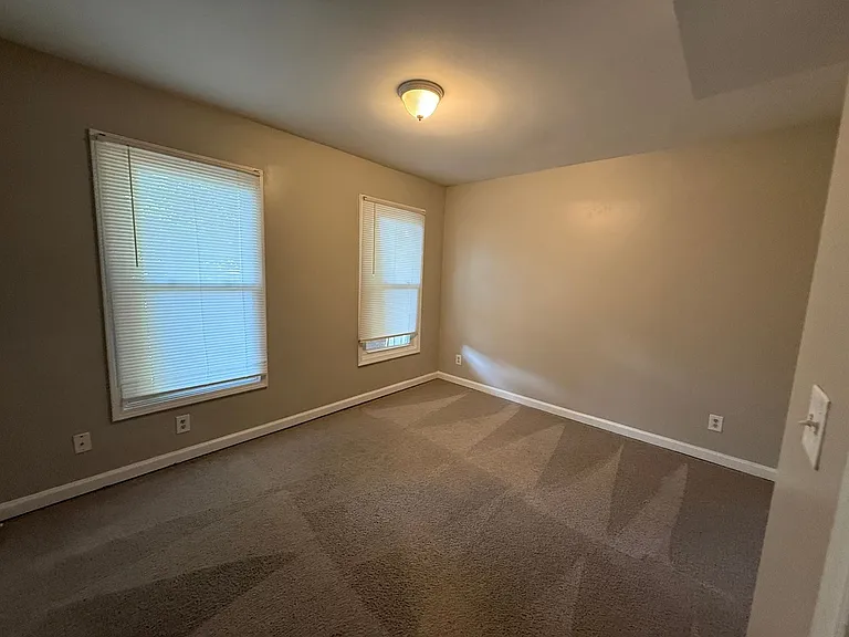 310 W Catawba Ave — Photo 8