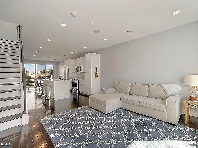 1030 Perry St NE — Photo 15