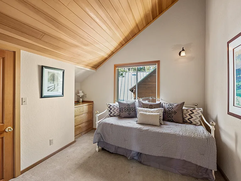724 Conifer — Photo 23