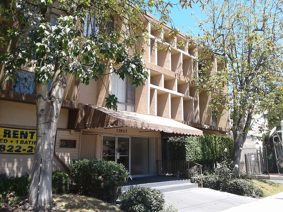 1st image of 13907 Oxnard St APT 11
