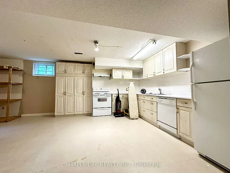 52 Prince Edward Blvd — Photo 35
