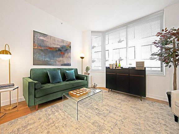 3rd image of 320 W 38th St APT 435