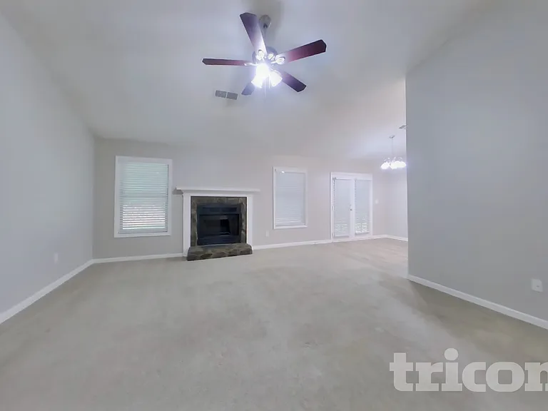 4486 Lindsey Dr — Photo 3